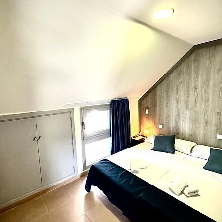 Hostal Myd Pantano Pelayos de la Presa Bagian luar foto