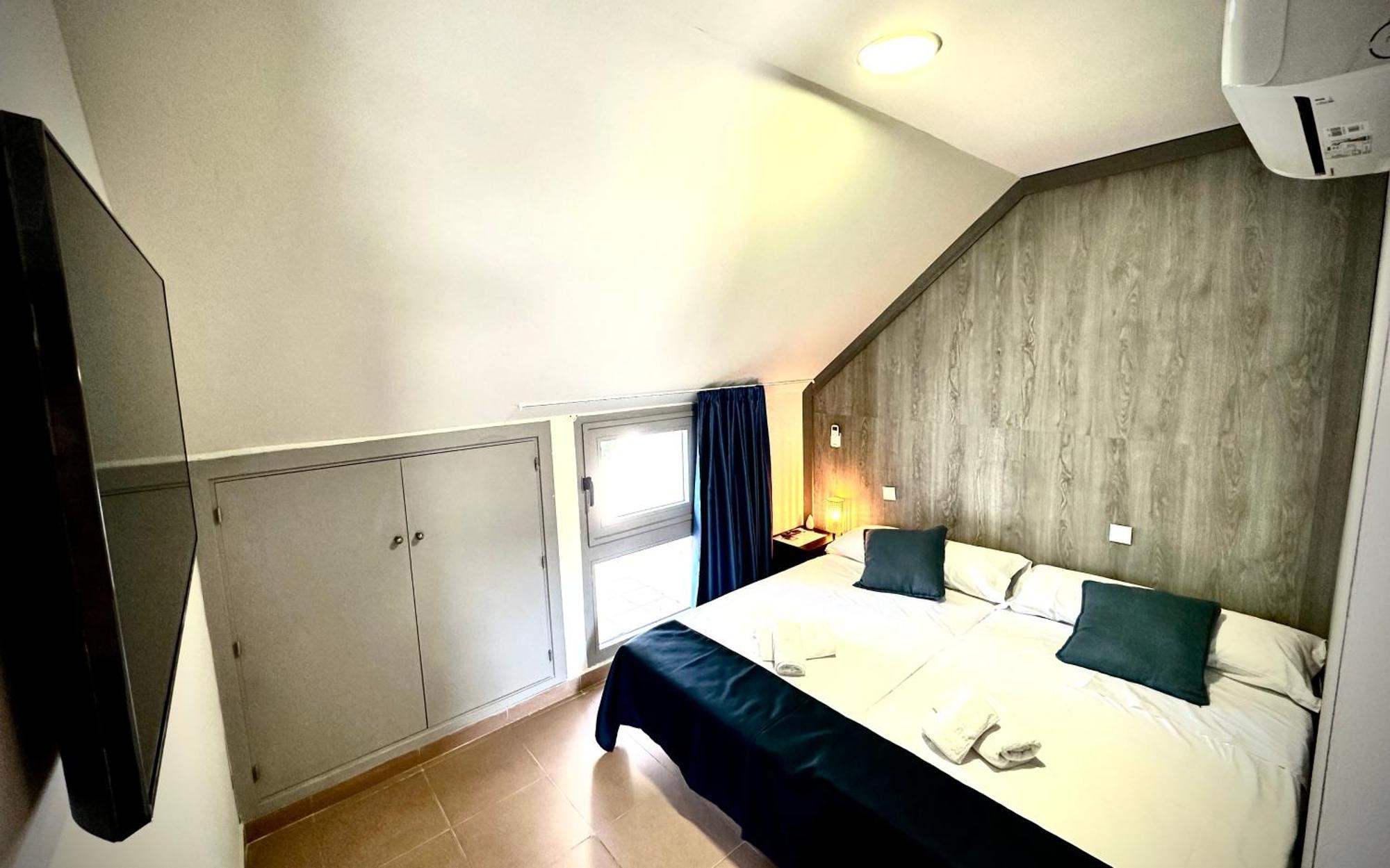 Hostal Myd Pantano Pelayos de la Presa Bagian luar foto