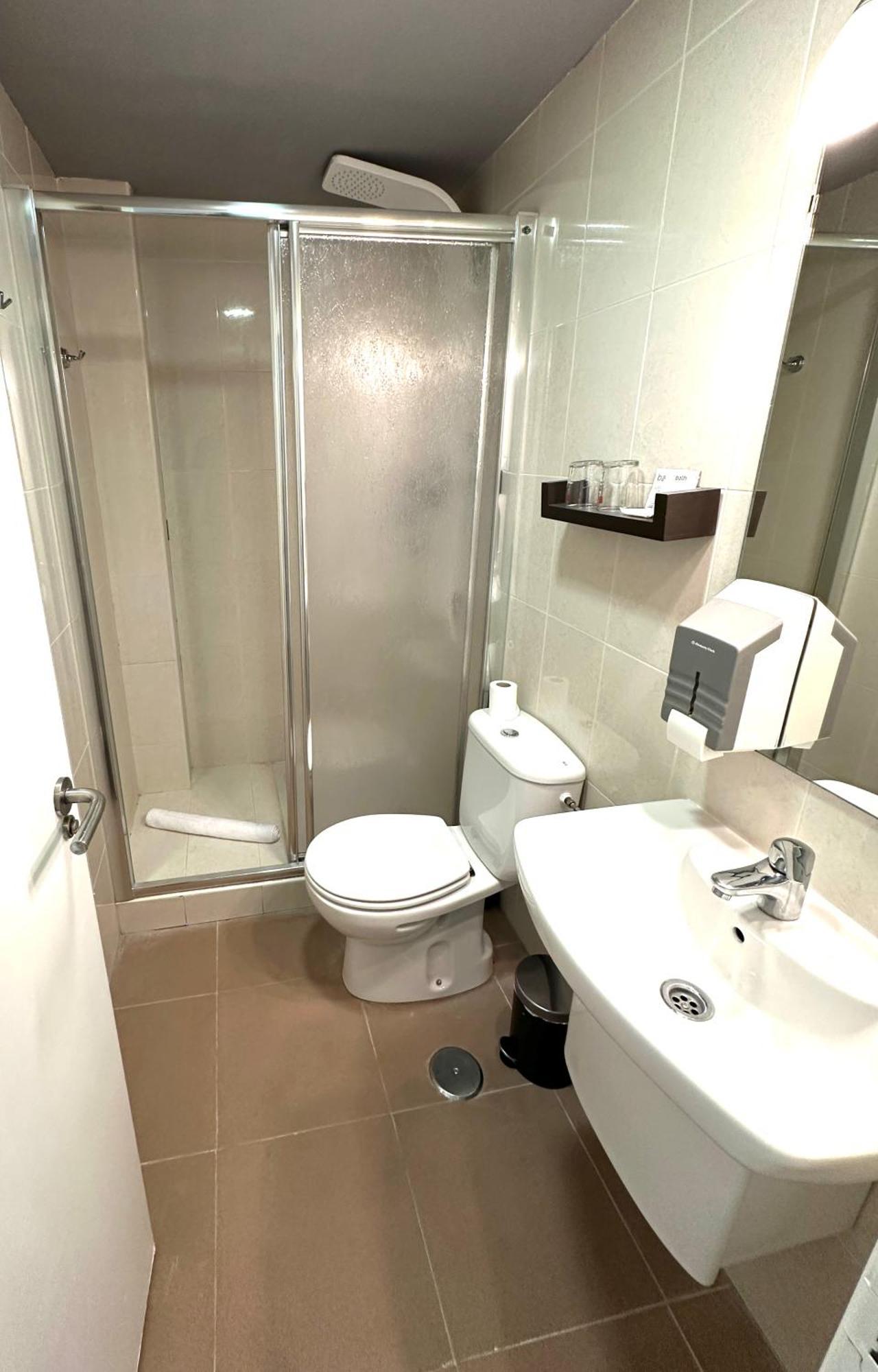 Hostal Myd Pantano Pelayos de la Presa Bagian luar foto