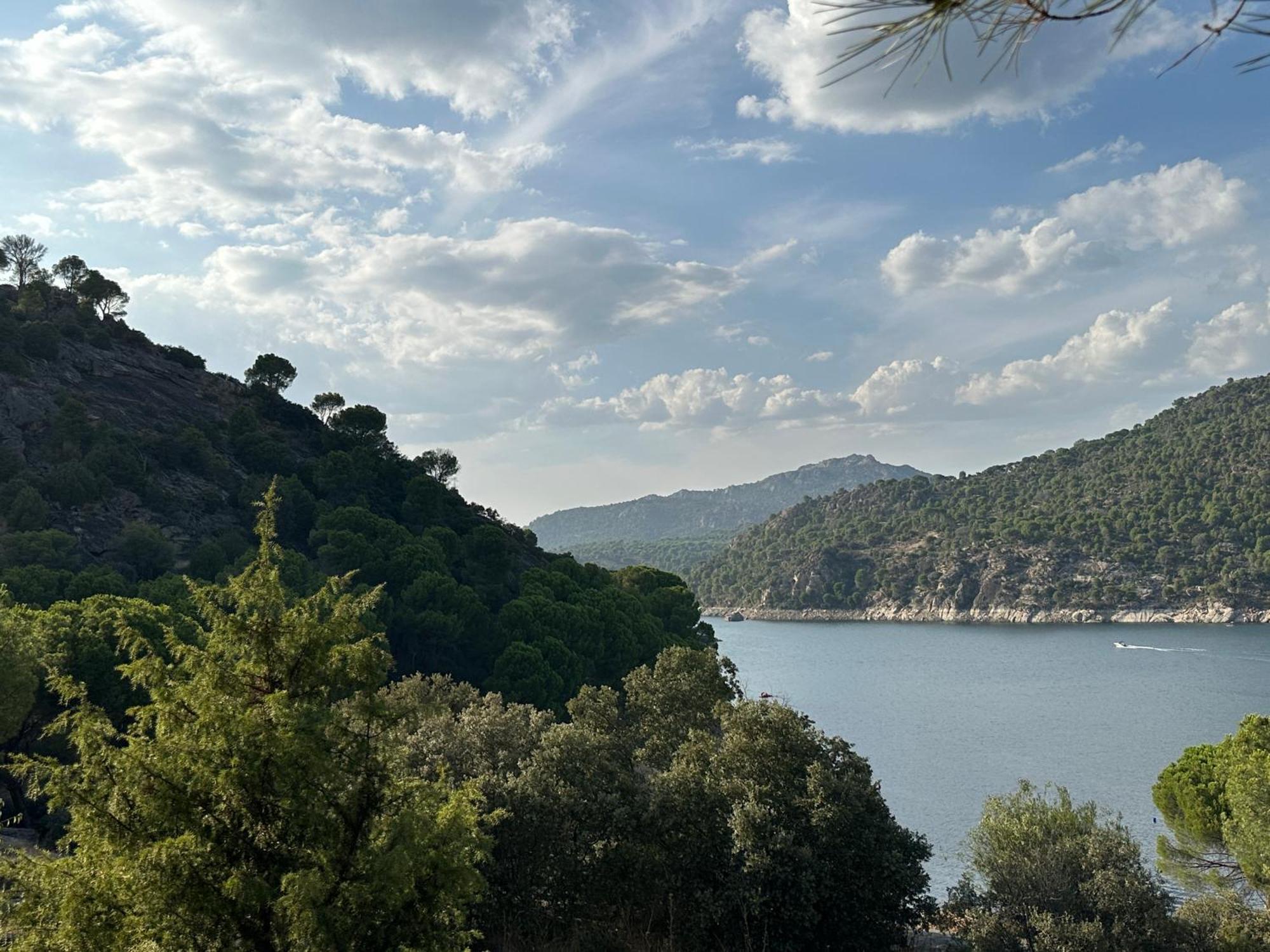 Hostal Myd Pantano Pelayos de la Presa Bagian luar foto